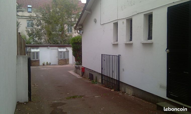 https://img.leboncoin.fr/api/v1/lbcpb1/images/gh/df/1d/ghdf1da28674adaa6ffd84e77242a0cdf996977c.jpg?rule=ad-image