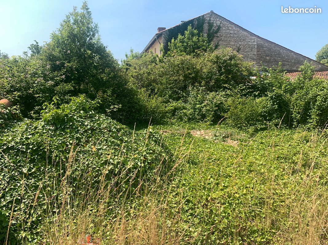 Terrain 278 m² · à Les Magnils-Reigniers · 278 m² · 24 000 €