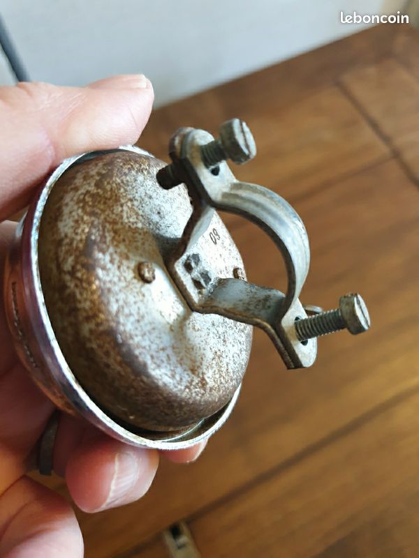 Ancien Vintage Réveil DIAMOND Mécanique Métal Chromé et Crème