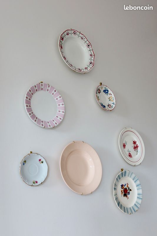 Composition murale d'assiettes anciennes - Faïence rose (image 7)