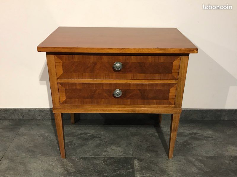 Table de chevet en bois marqueté à 2 tiroirs (image 1)