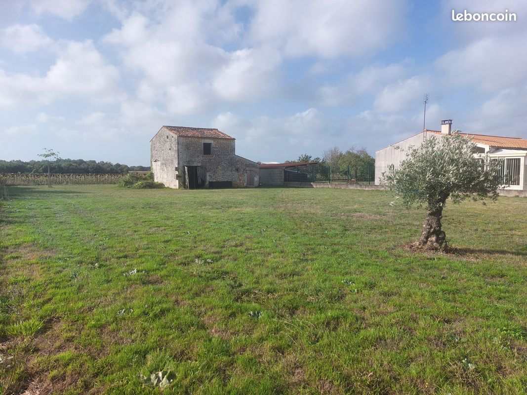Terrain constructible avec bâtisse charentaise à rénover · à Saint-Porchaire · 82 000 €