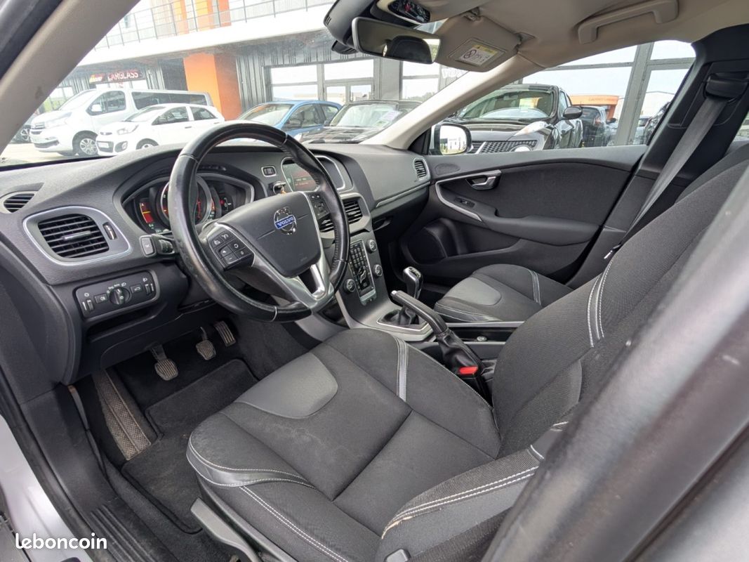 VOLVO V40 D2 115 Momentum (image 8)