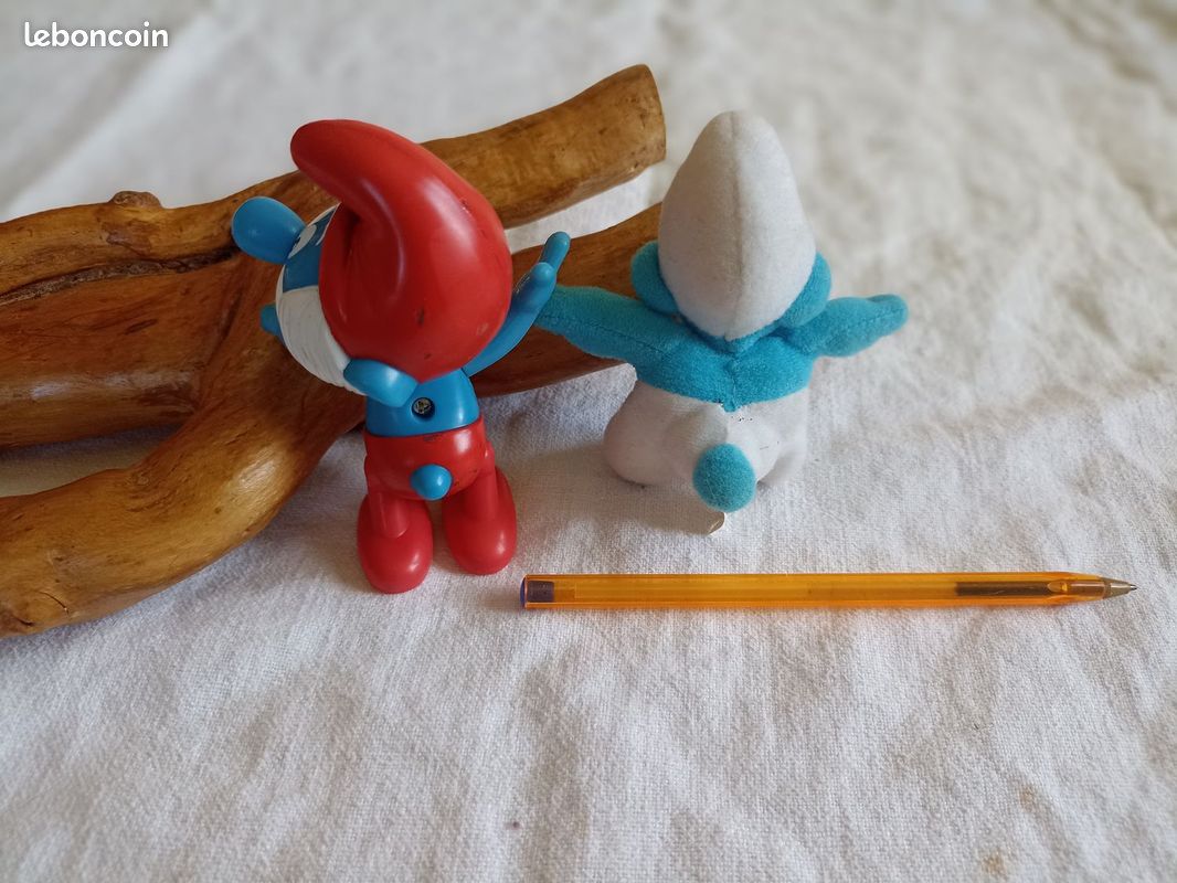 Un schtroumpf qui roule une pomme et un schtroumpf avec un sac en osier