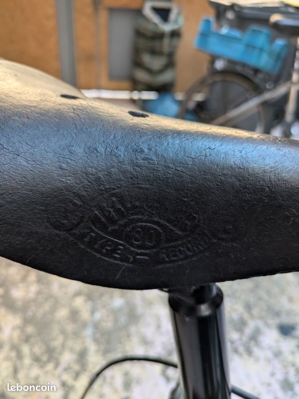 Selle Vélo Cuir IDEAL BROOKS – Rouge (Occasion)