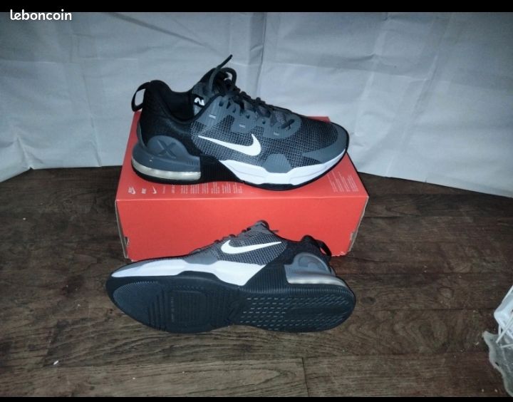 Basket NIKE air max alpha neuf taille 45 Chaussures