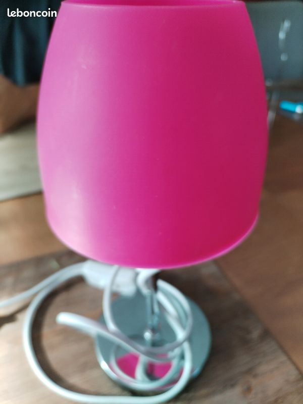 Lampe de chevet rose (image 1)