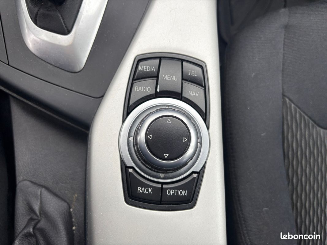 BMW SERIE 1 F20 125i 218 ch bva8 Lounge Plus Radars avants arrières entretien complet BMW Garantie 12 mois (image 20)