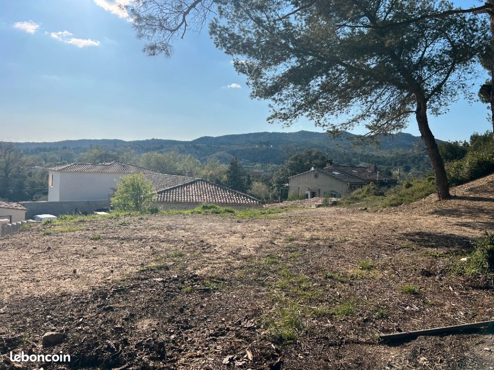 Terrain 614 m² · à Eyguières · 240 000 €