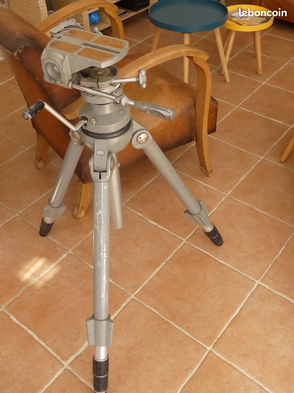 Pied réglable à visser avec rotule à la base