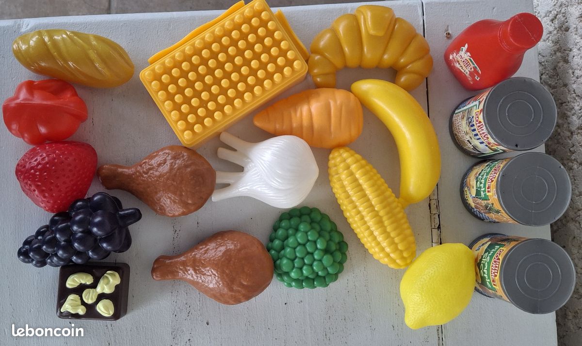 Lot de fruits, légumes, viande, conserves, chocolat en plastique
