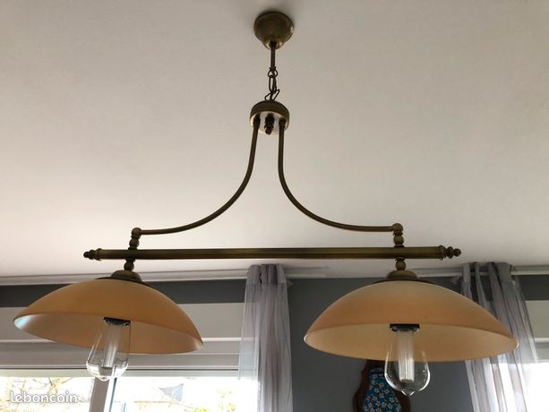 LAMPE DE SEJOUR en LAITON et 2 ABATS JOUR EN VERRE