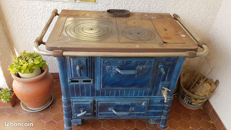 Ancien fourneau en fonte avec fers - Décoration