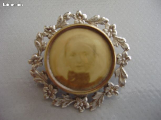 Broche ancienne porte photo fillette