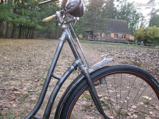 De vieux vélos allemand vintage à partir de la deuxième guerre mondiale. avec des soldats casque Photo Stock - Alamy