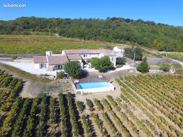 Véritable mas provençal au coeur d'un vignoble