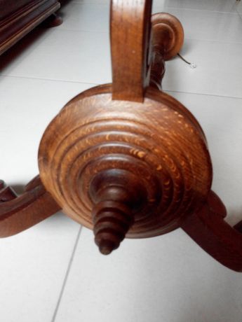 Lampe ancienne en bois sculpté